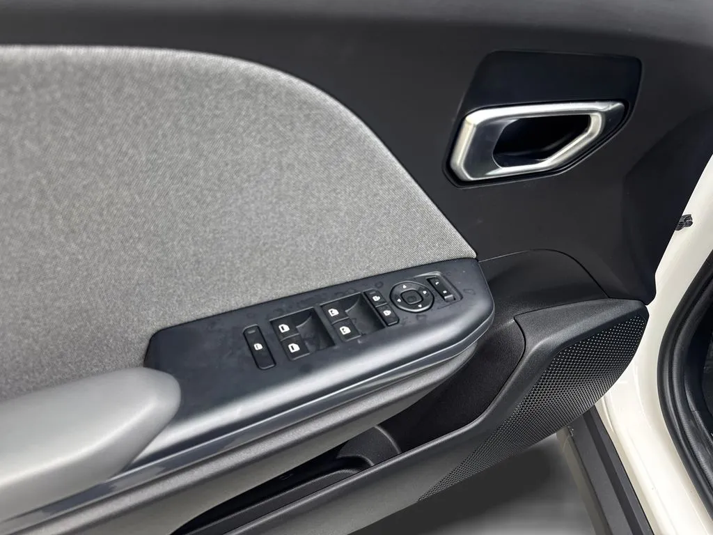 2025 Kia K4 EX - Photo 32