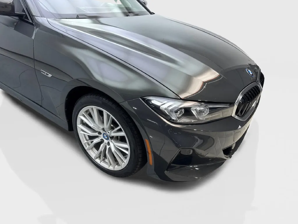 BMW 3 Series photo 21