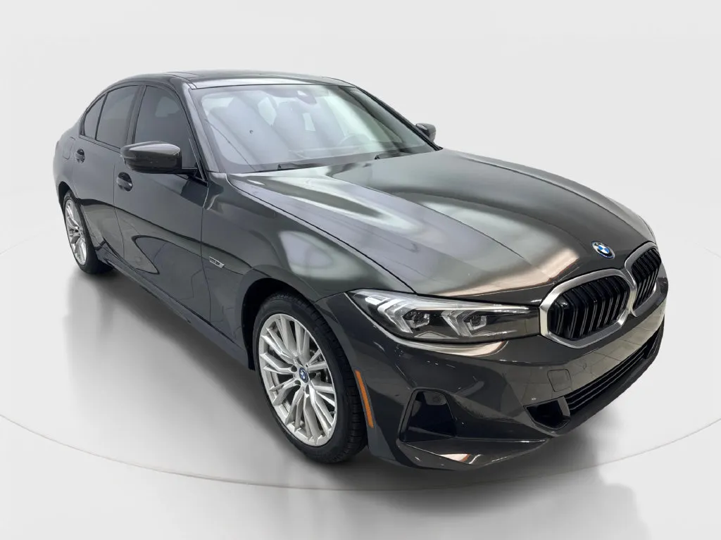 BMW 3 Series photo 5
