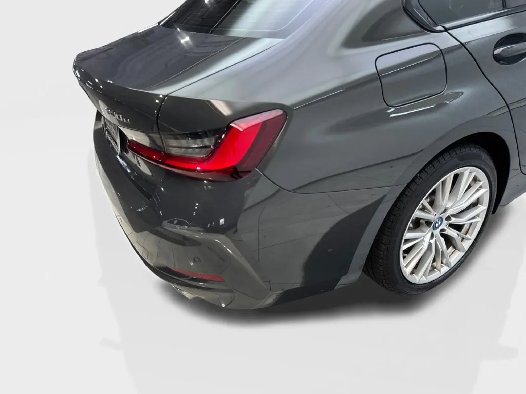 BMW 3 Series photo 18