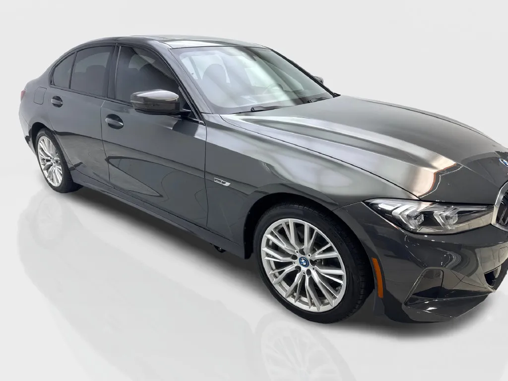 BMW 3 Series photo 14