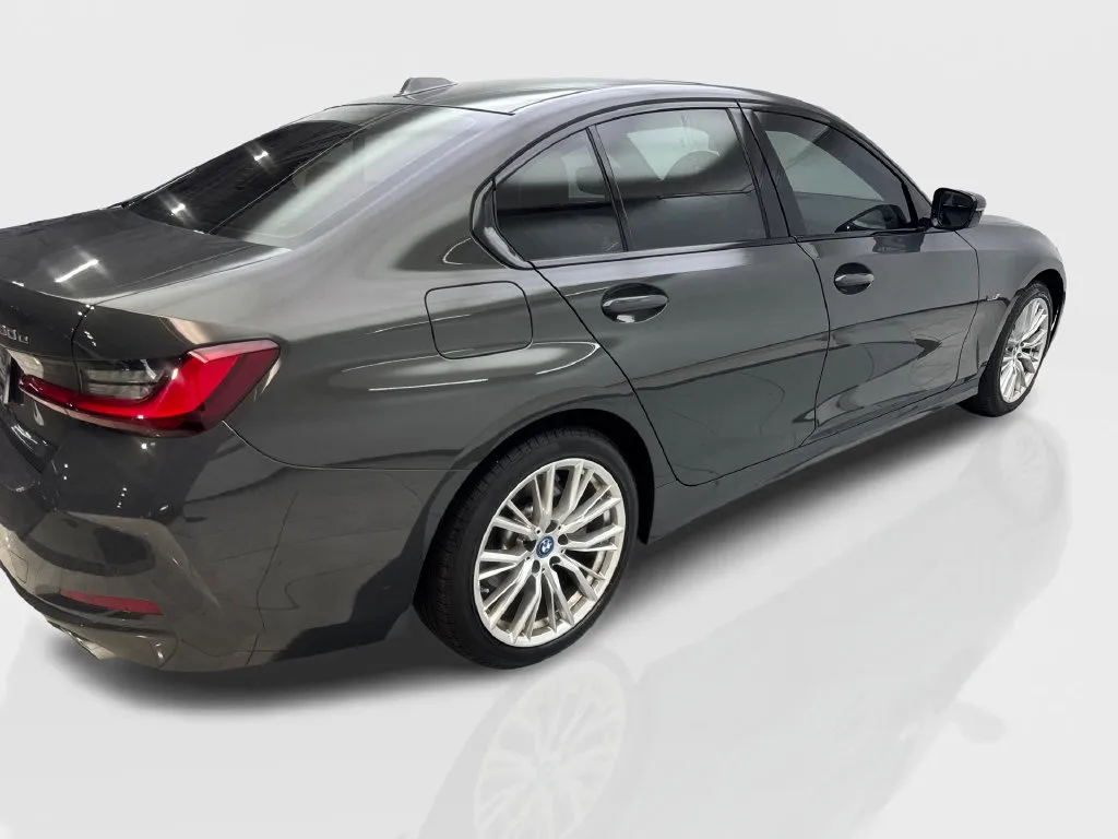 BMW 3 Series photo 15