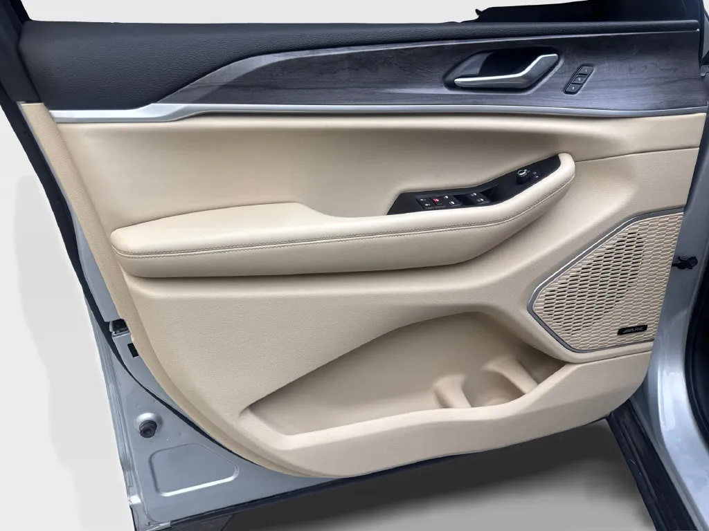 Jeep Grand Cherokee L photo 35