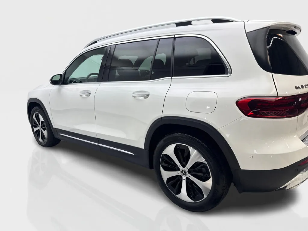 Mercedes-Benz GLB photo 16