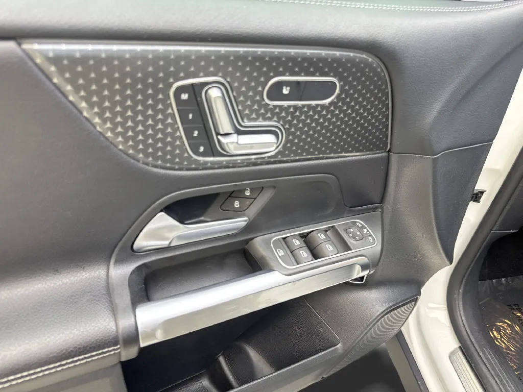 Mercedes-Benz GLB photo 33