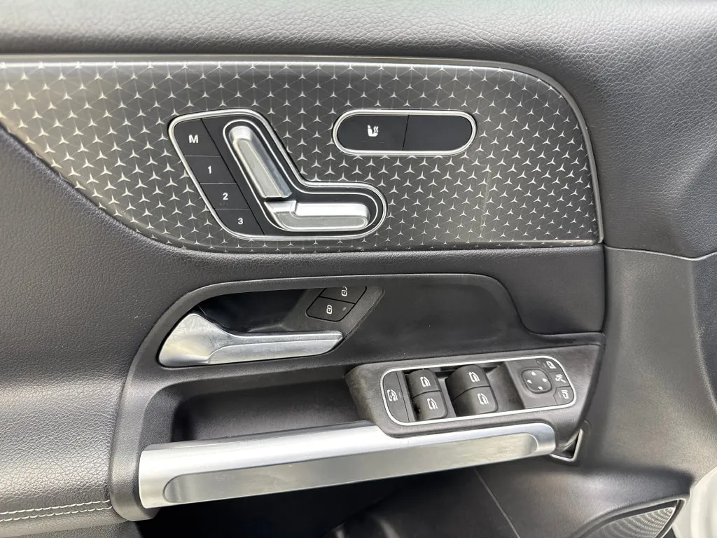 Mercedes-Benz GLB photo 32