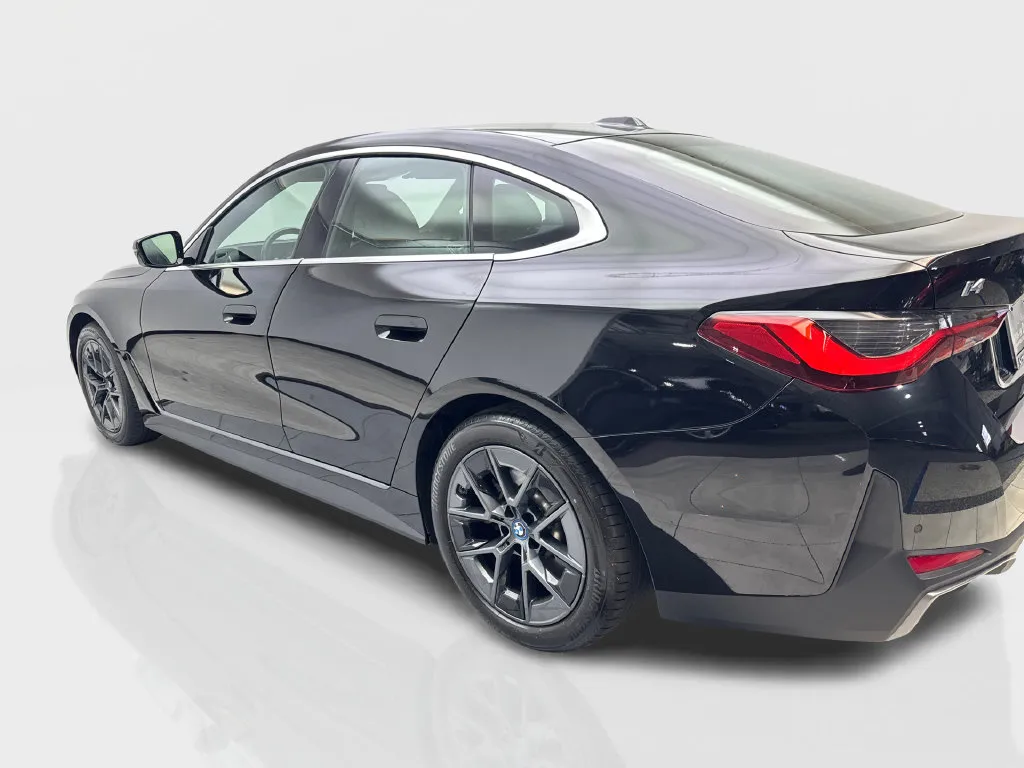 BMW i4 photo 16