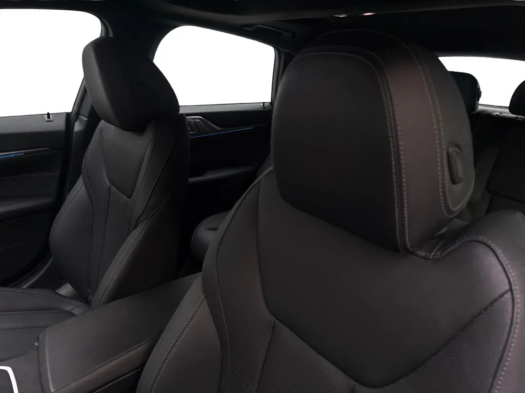 BMW i4 photo 30