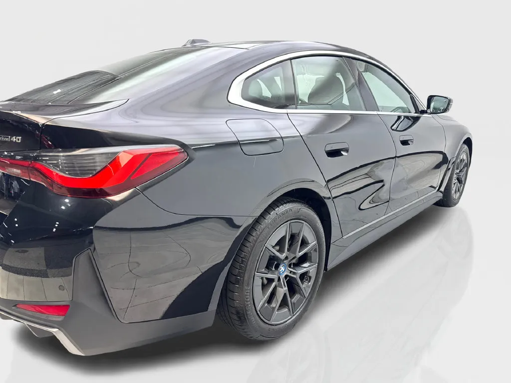 BMW i4 photo 15