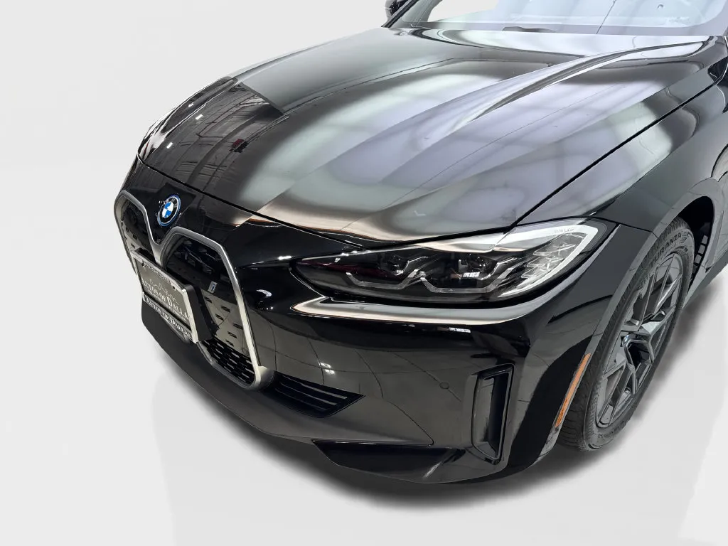 BMW i4 photo 18