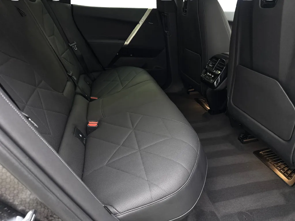 BMW iX photo 41