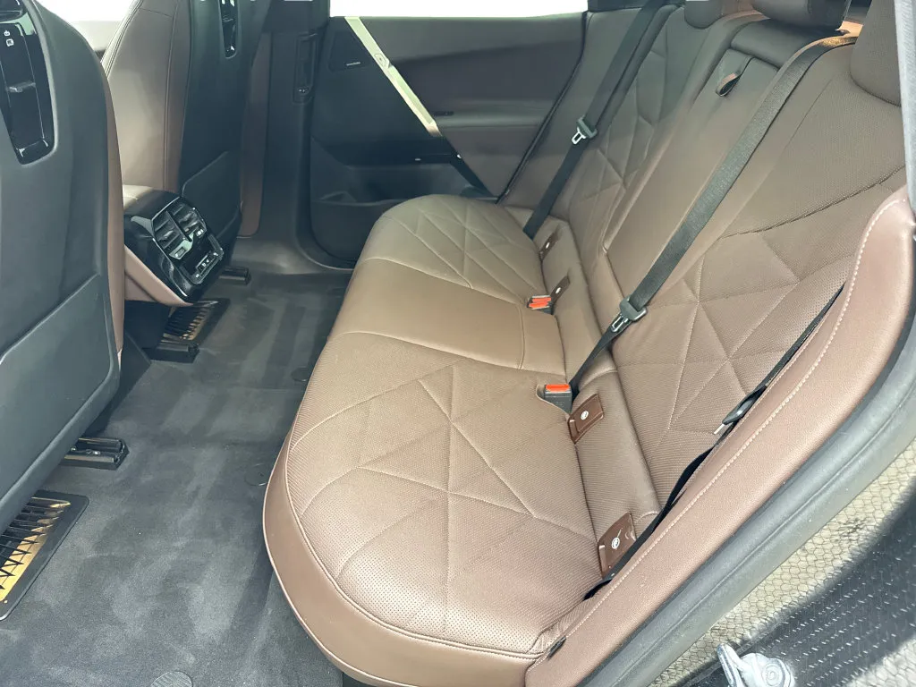 BMW iX photo 34