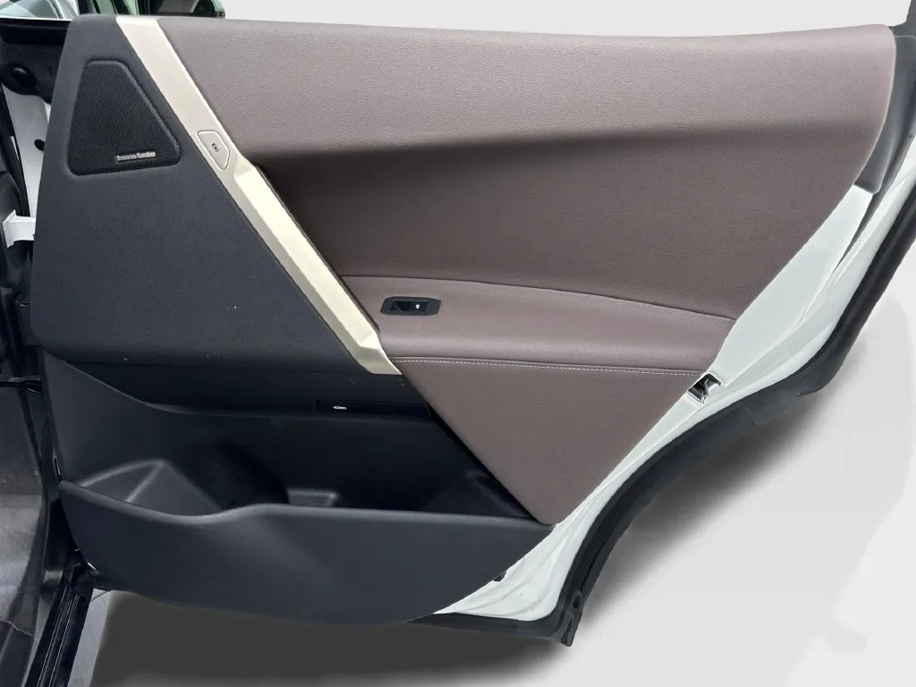 BMW iX photo 43