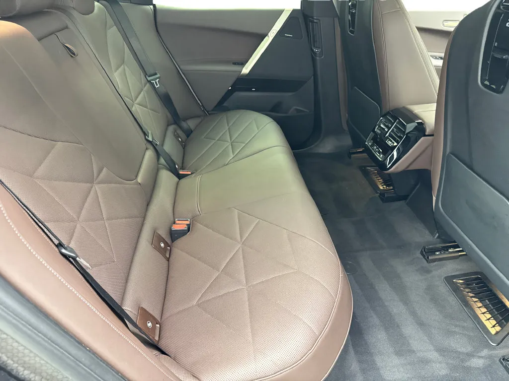 BMW iX photo 40