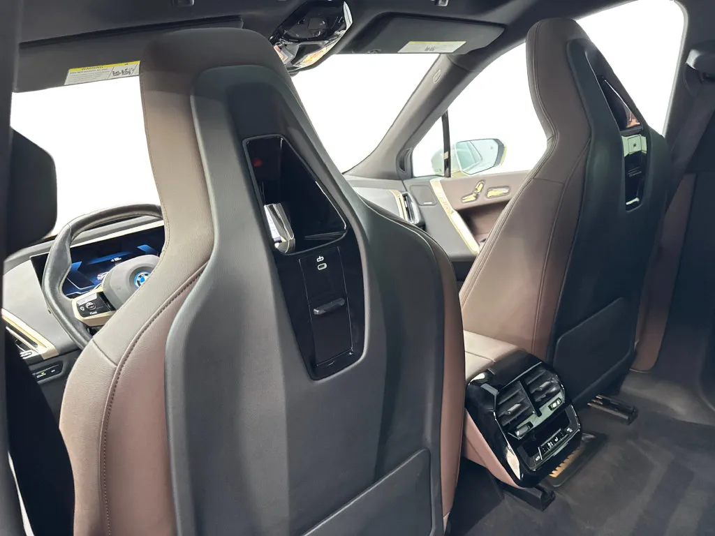BMW iX photo 36