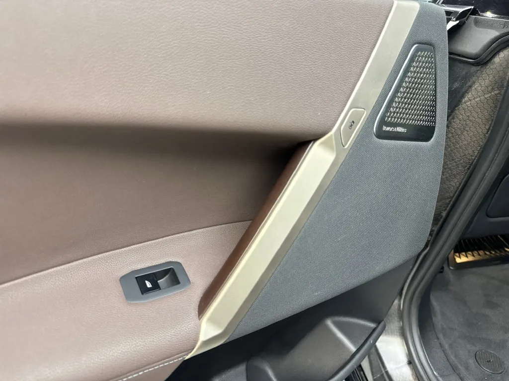 BMW iX photo 40