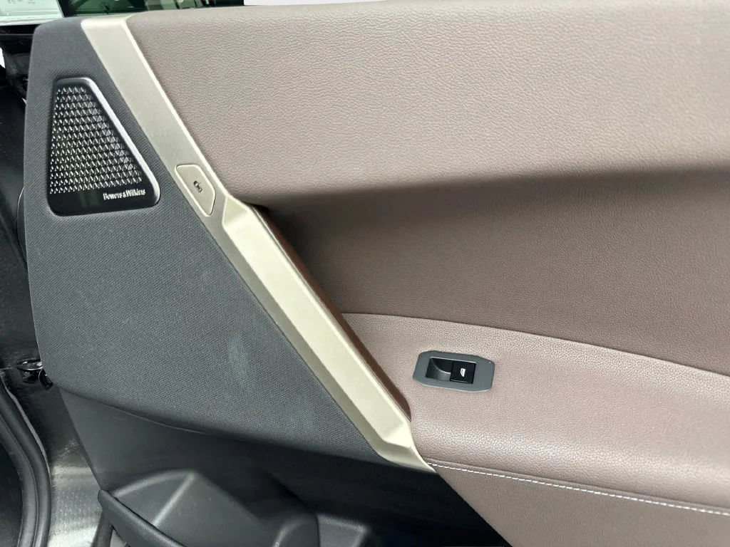BMW iX photo 45