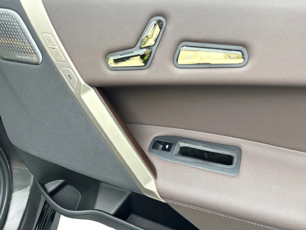 BMW iX photo 50