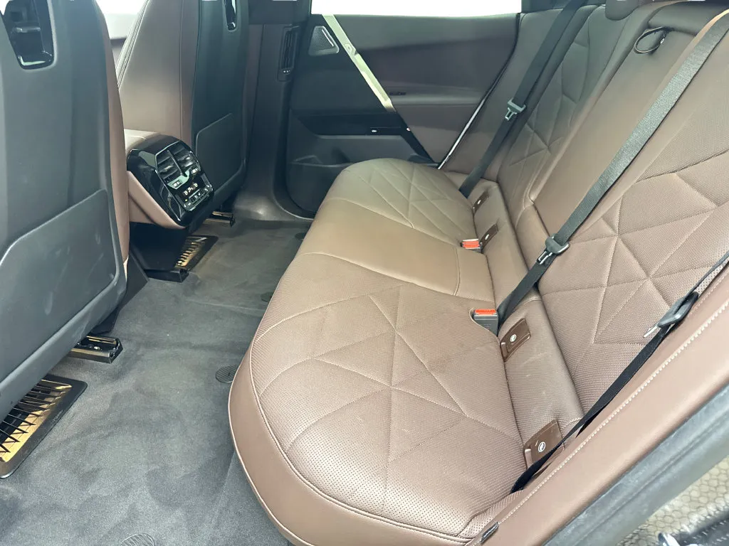 BMW iX photo 35