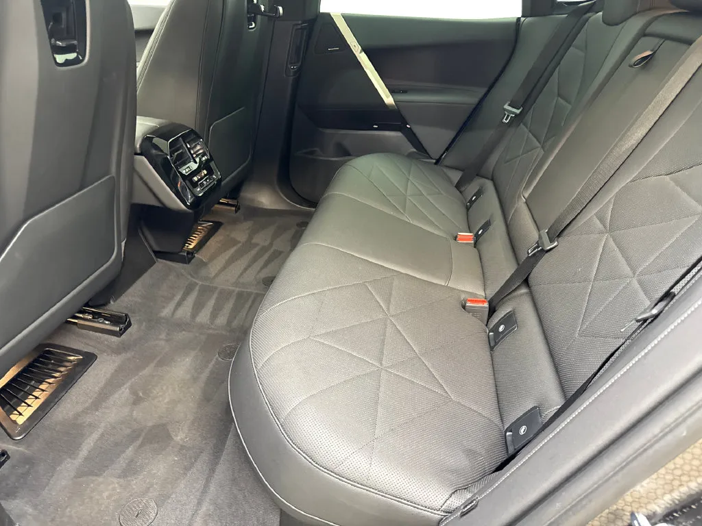 BMW iX photo 35