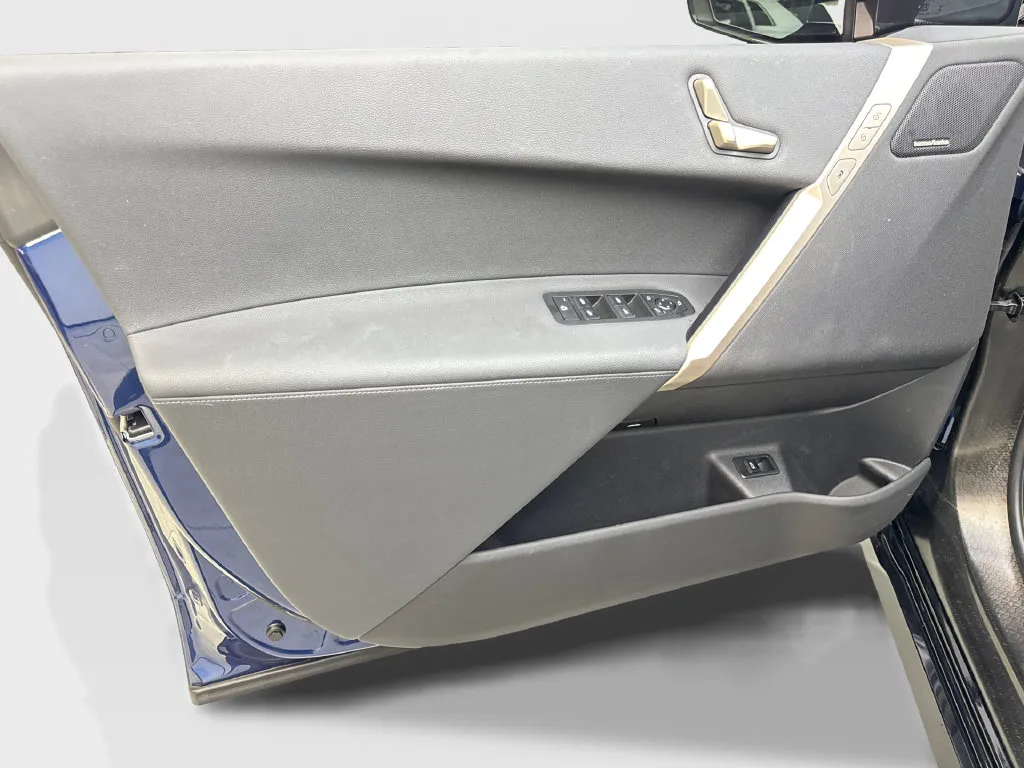 BMW iX photo 33