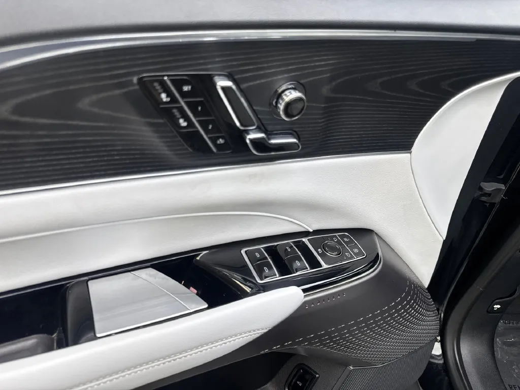 Cadillac Lyriq photo 34