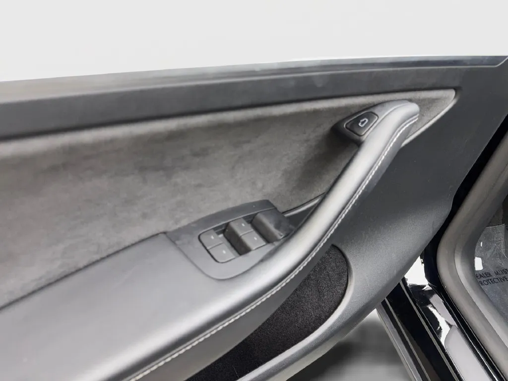 Tesla Model Y photo 34