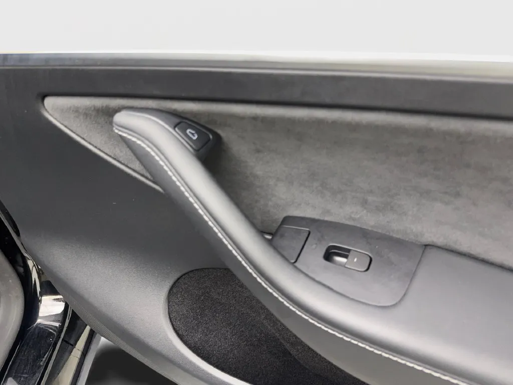 Tesla Model Y photo 51