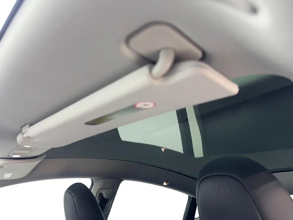 Tesla Model Y photo 73