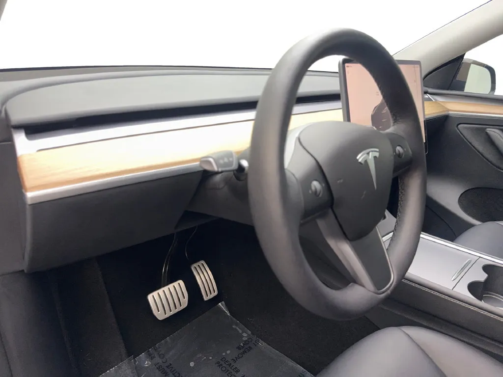 Tesla Model Y photo 52