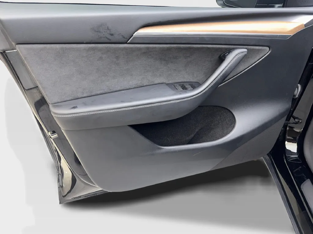Tesla Model Y photo 33
