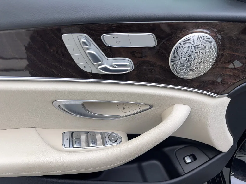 Mercedes-Benz E-Class photo 32