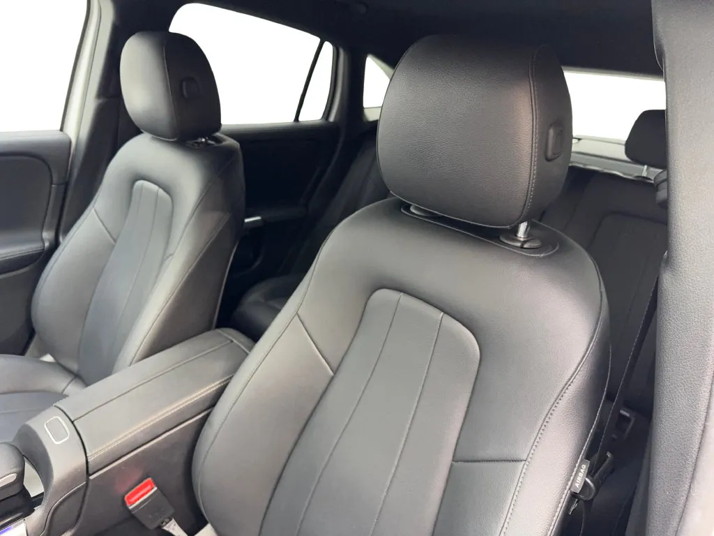 Mercedes-Benz GLA photo 27