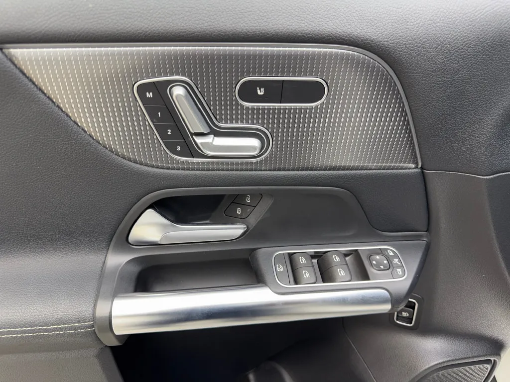 Mercedes-Benz GLA photo 30