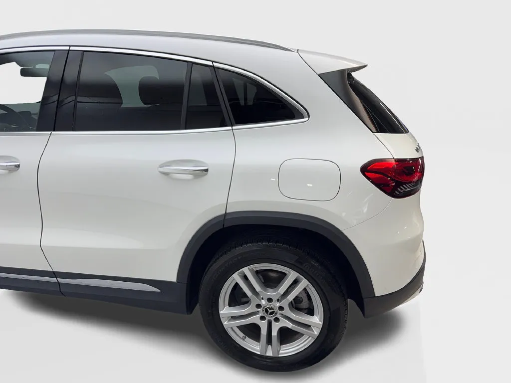 Mercedes-Benz GLA photo 19