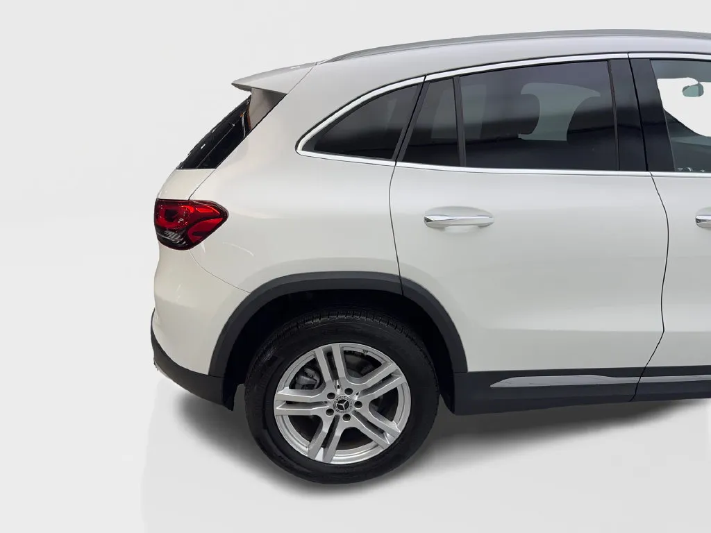 Mercedes-Benz GLA photo 18