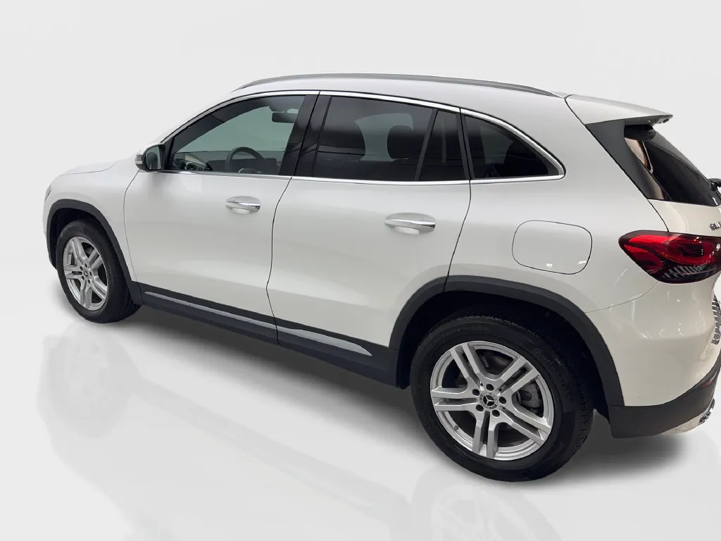 Mercedes-Benz GLA photo 16