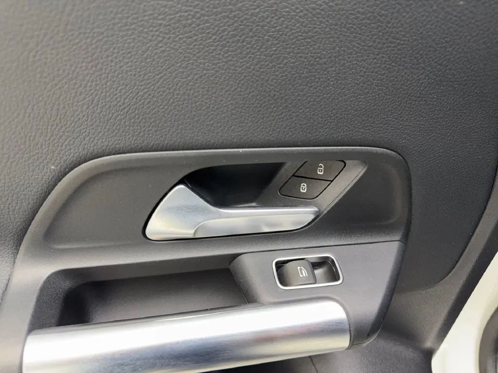 Mercedes-Benz GLA photo 36