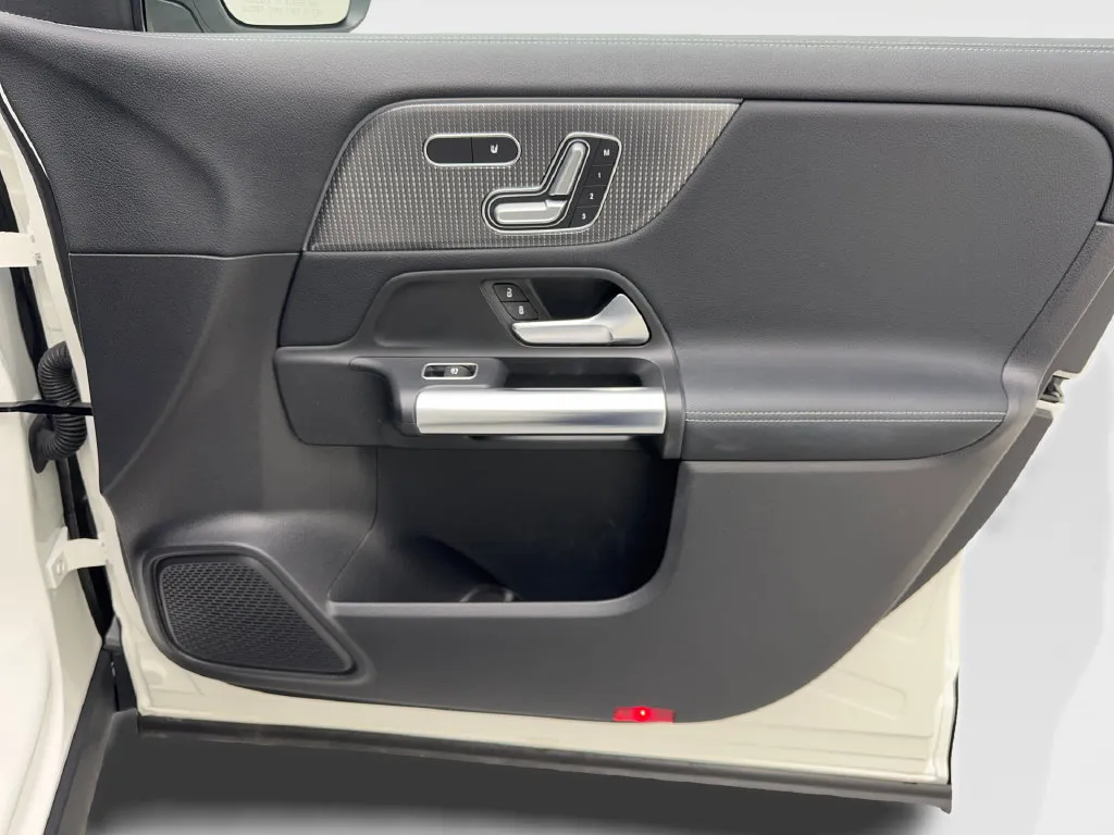 Mercedes-Benz GLA photo 46