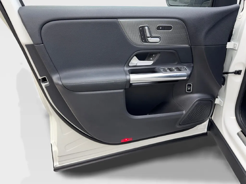 Mercedes-Benz GLA photo 29