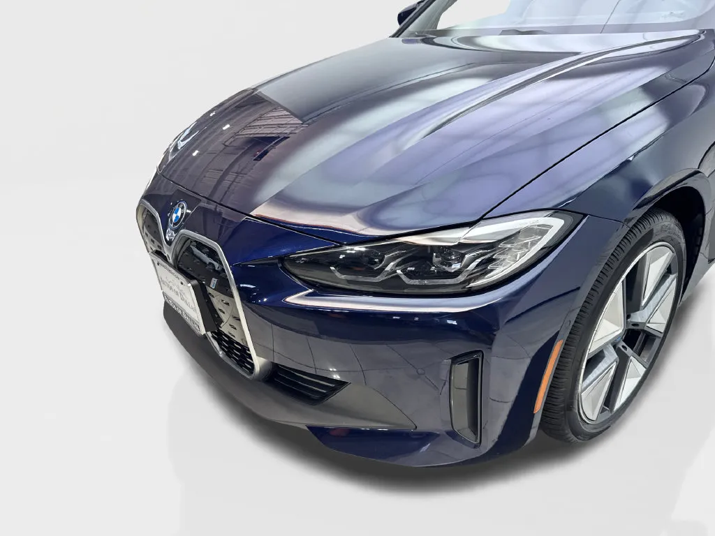 BMW i4 photo 18