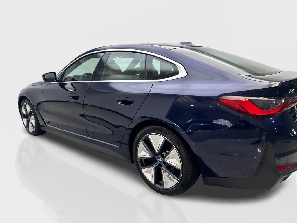 BMW i4 photo 16