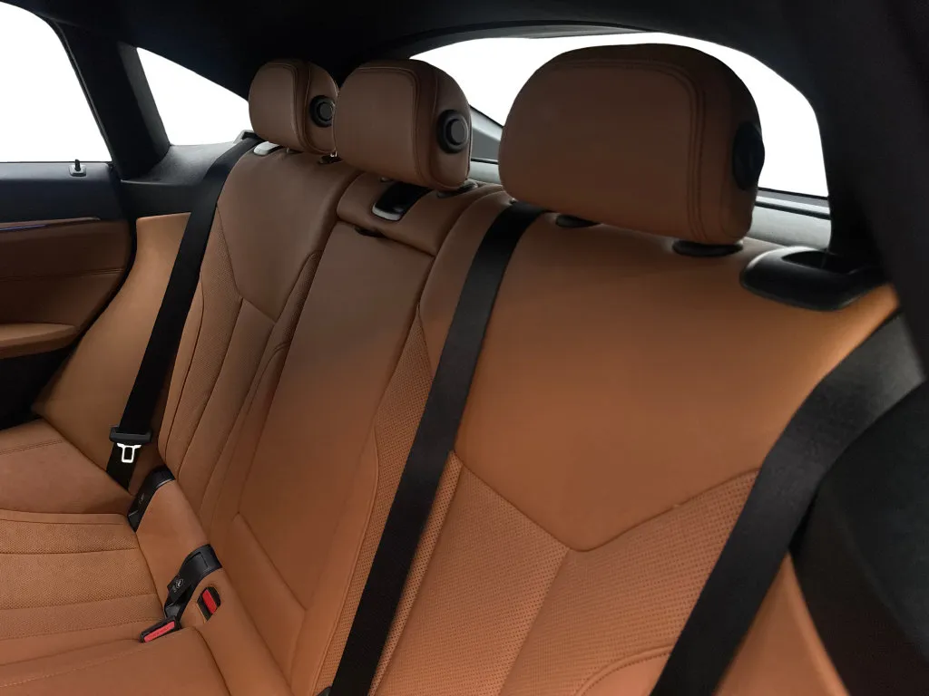 BMW i4 photo 39