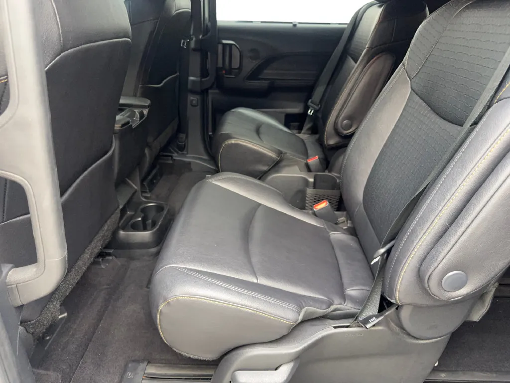 Toyota Sienna photo 36
