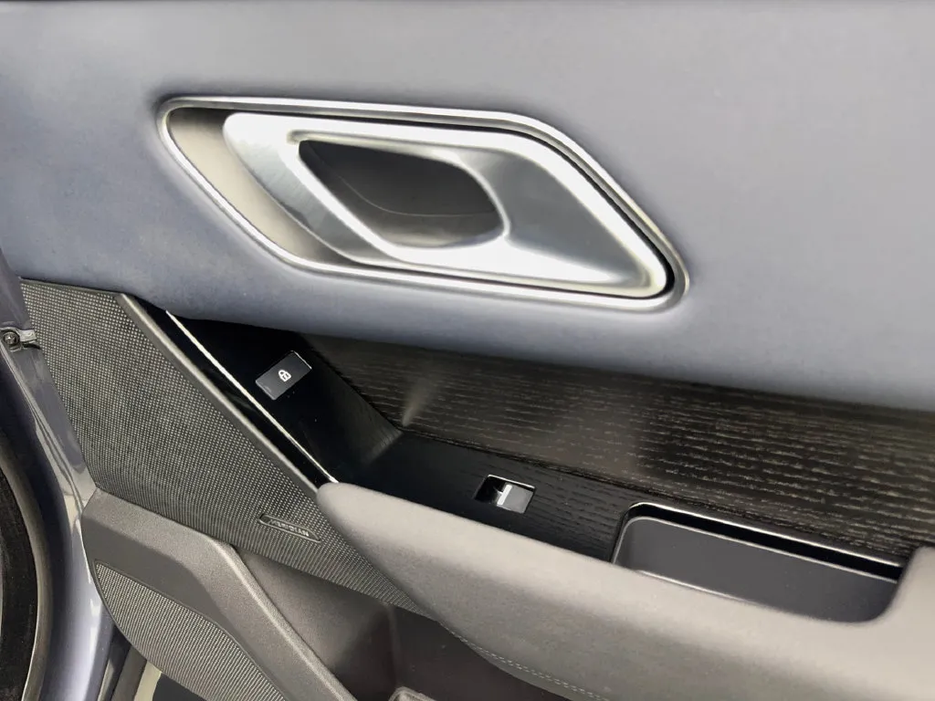 Land Rover Range Rover Velar photo 51