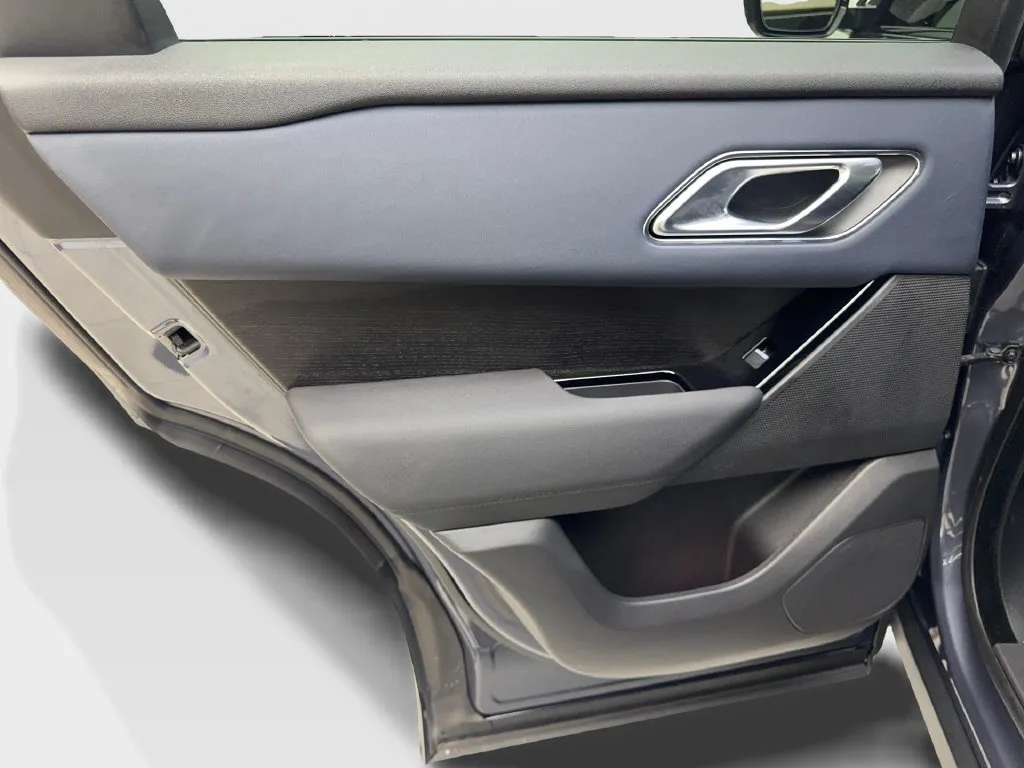 Land Rover Range Rover Velar photo 39