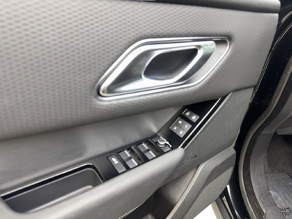 Land Rover Range Rover Velar photo 35