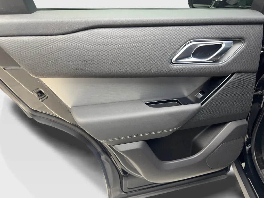 Land Rover Range Rover Velar photo 40