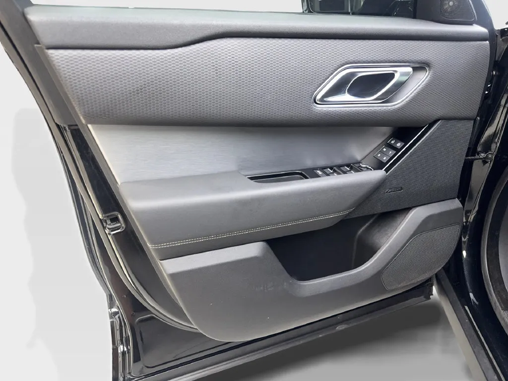 Land Rover Range Rover Velar photo 34