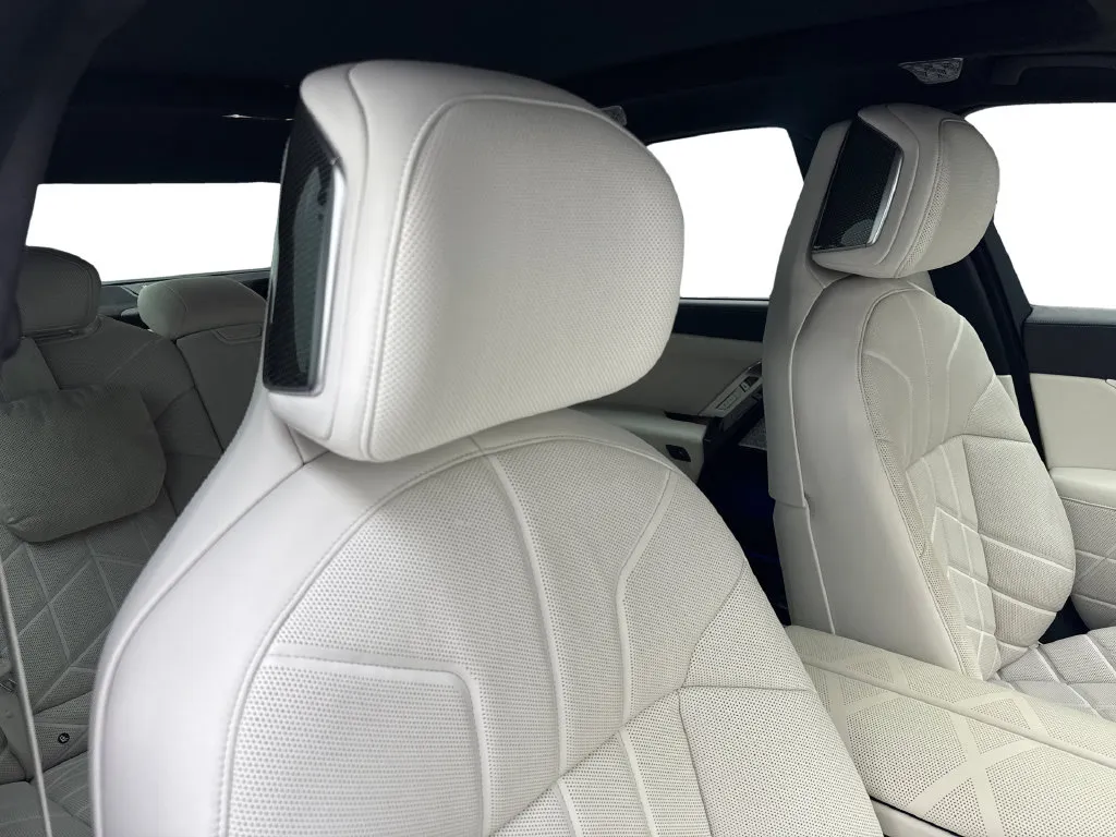 BMW i7 photo 46